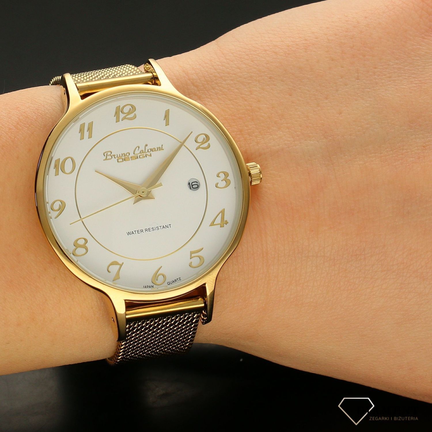 Zegarek damski BRUNO CALVANI BC3097 złoty. Zegarek damski zachowany w klasycznym złotej kolorystyce z piękną białą tarczą. Tarcza zegarka ozdobiona złotymi cyframi arabskimi i wskazówkam (2).jpg